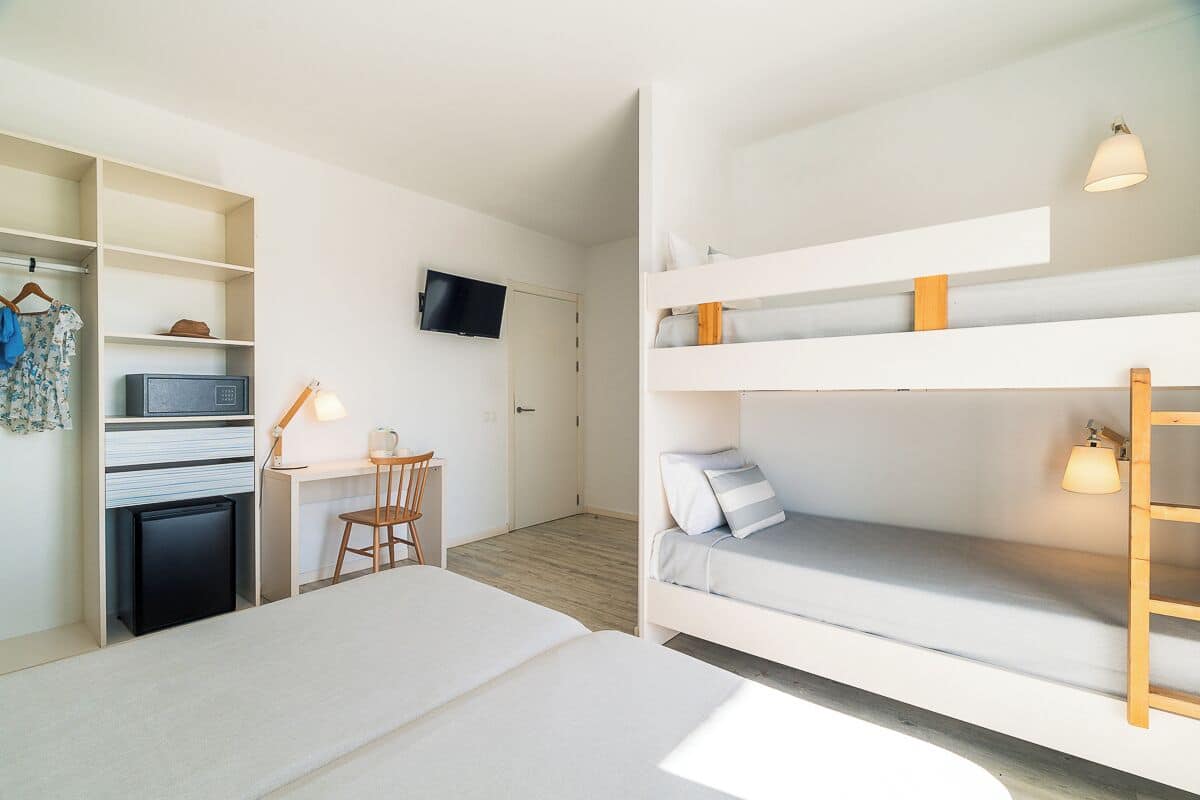 1 slaapkamer, een kluis op de kamer, een bureau