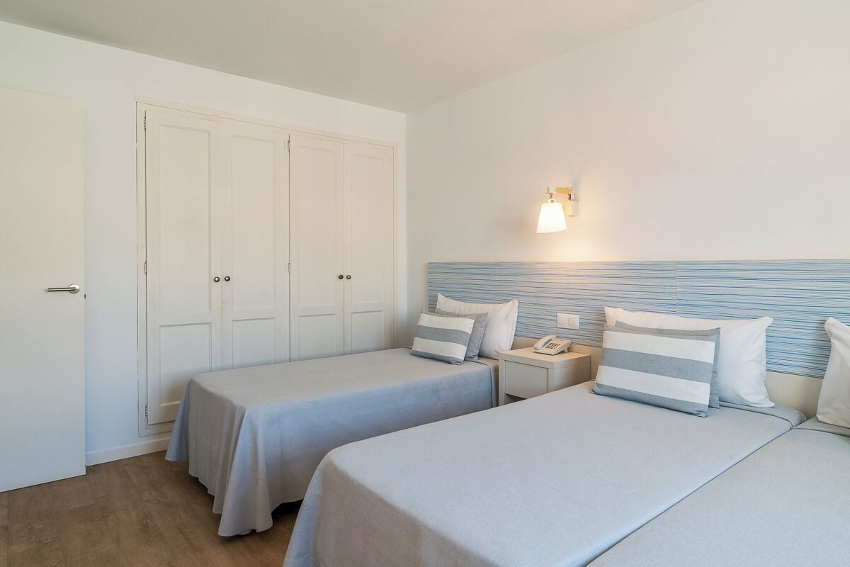 Caja de seguridad en la habitación y escritorio 