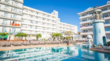 Outdoor pool, sun loungers