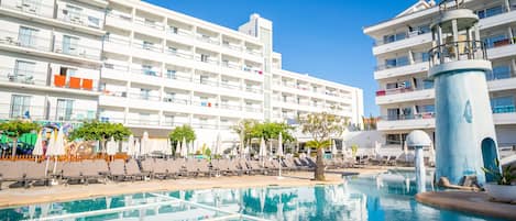 Outdoor pool, pool loungers