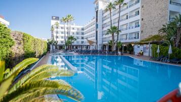 Outdoor pool, pool loungers