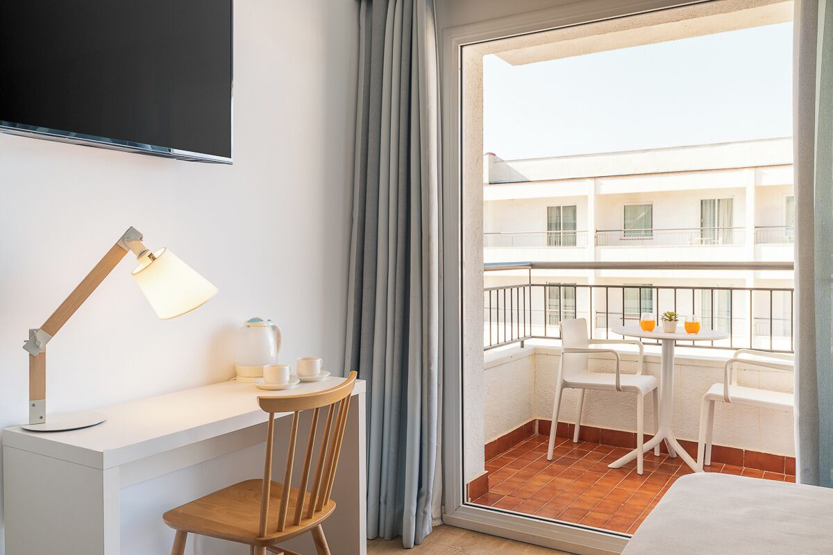 Suite familiar (5 people) | Zona de estar | Una televisión