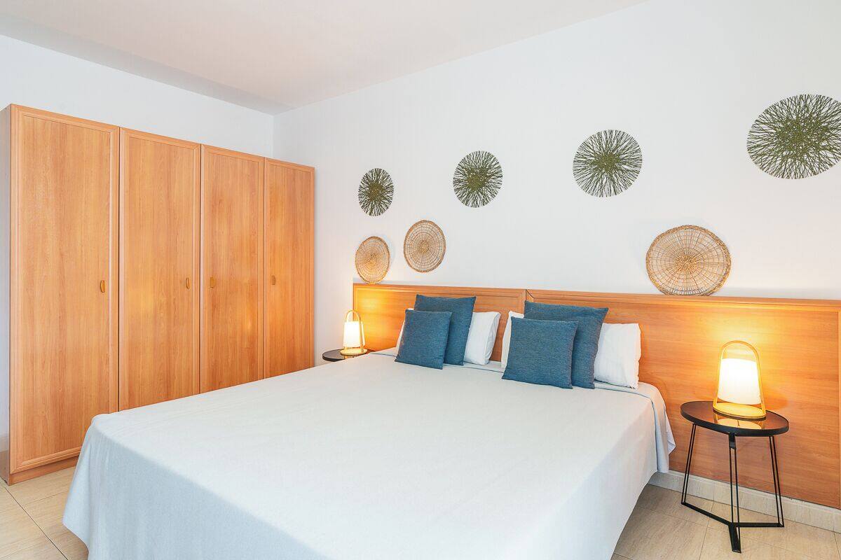 Familie appartement, bijgebouw | Een kluis op de kamer, een bureau, een strijkplank/strijkijzer