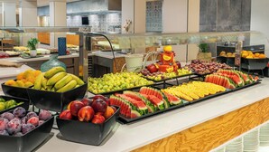 Un bufé con diversas frutas y verduras.