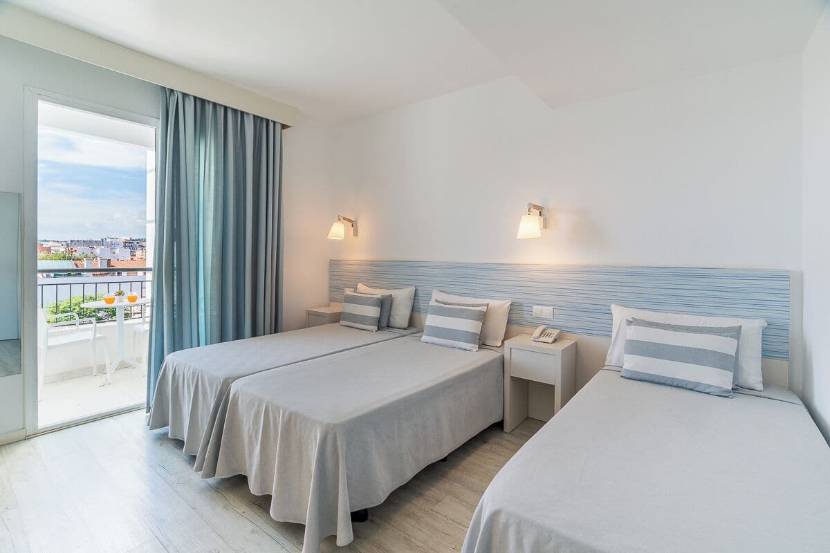 1 slaapkamer, een kluis op de kamer, een bureau