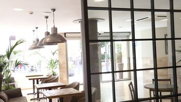 Frokost, lunsj og middag serveres