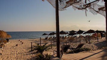 Privatstrand, weißer Sandstrand, Windsurfen, Volleyball