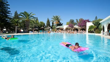 2 indendørs pools, 3 udendørs pools, døgnåben, parasoller, liggestole