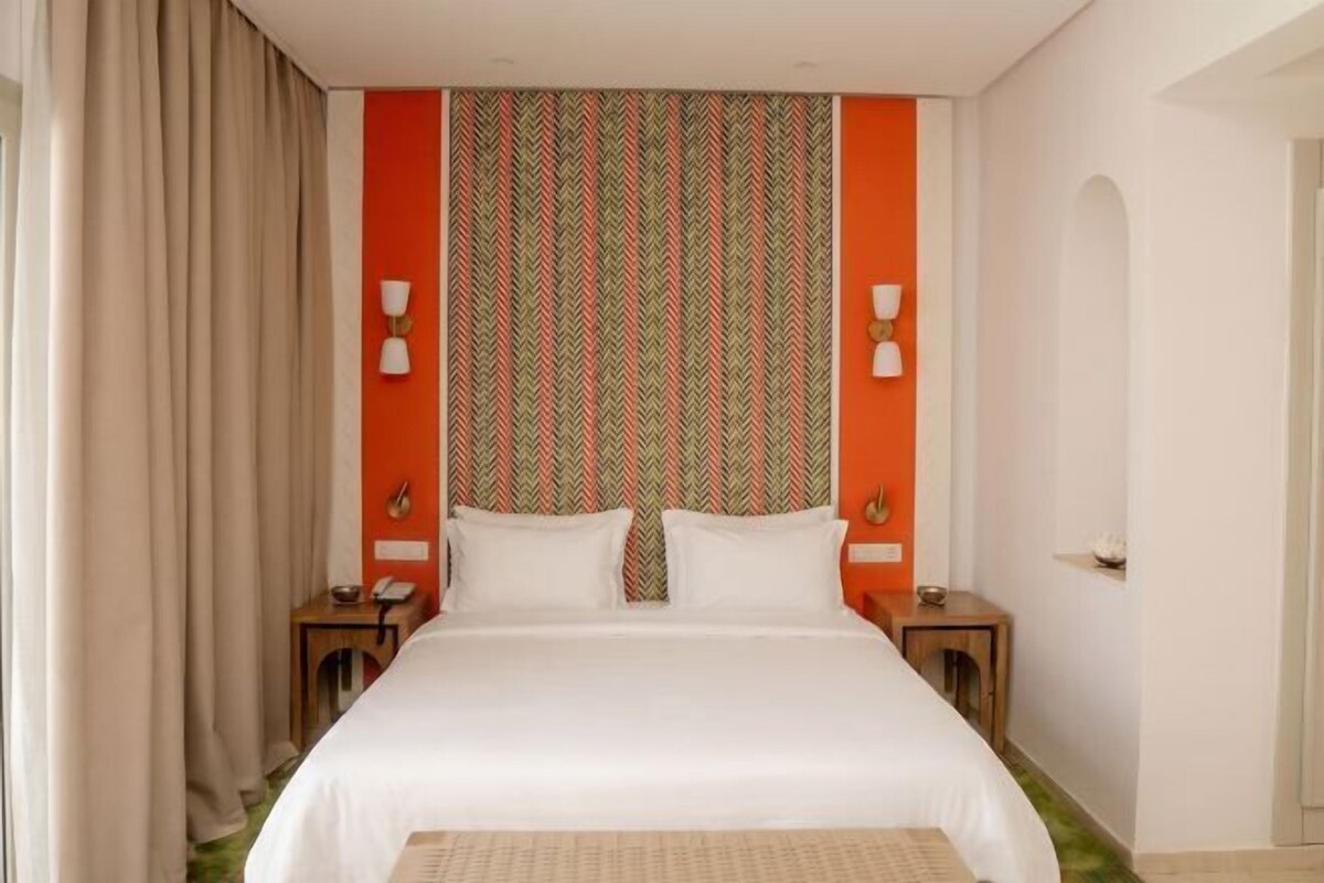 Premium bedding, in-room safe, blackout curtains, soundproofing