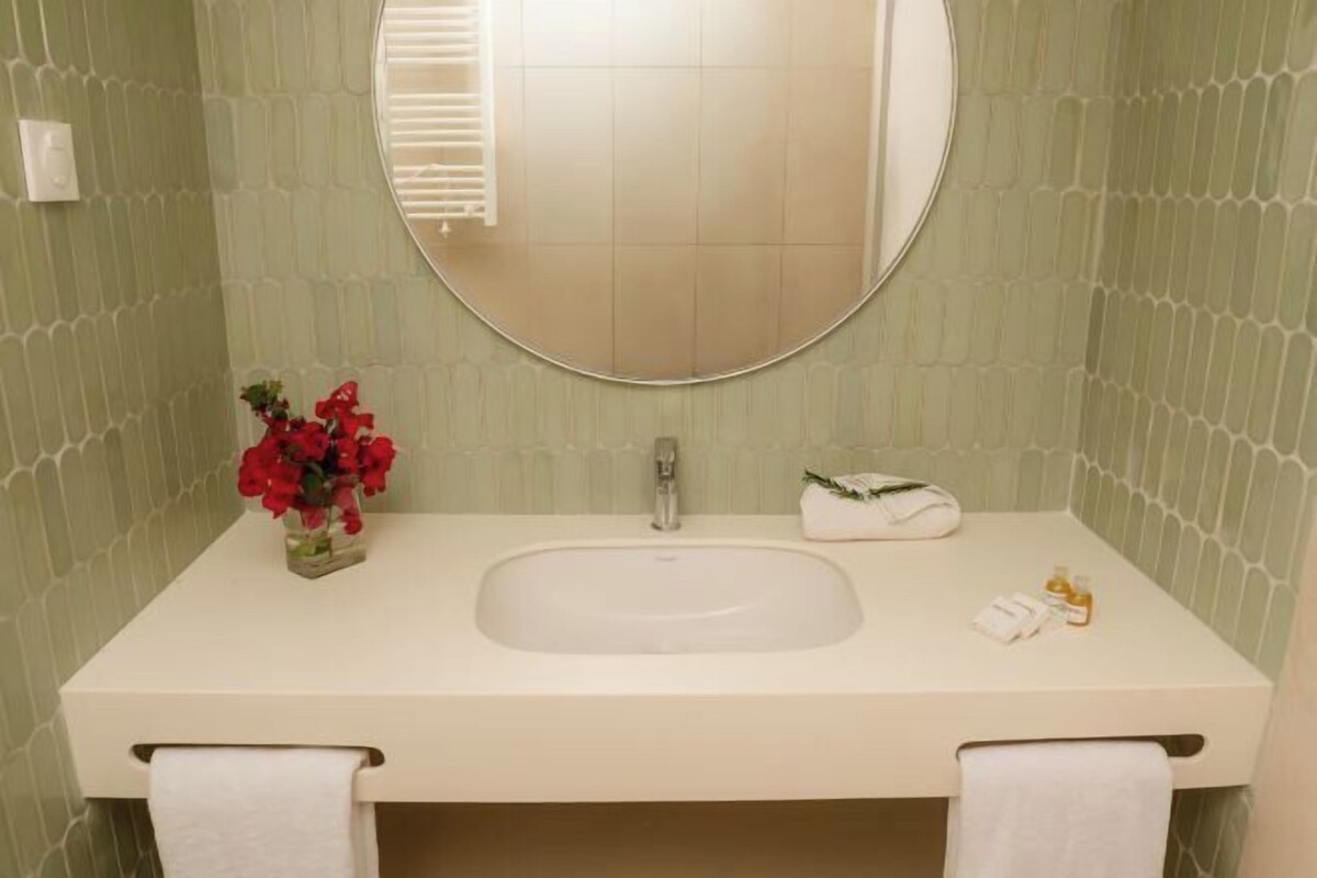Bathtub, free toiletries, hair dryer, towels