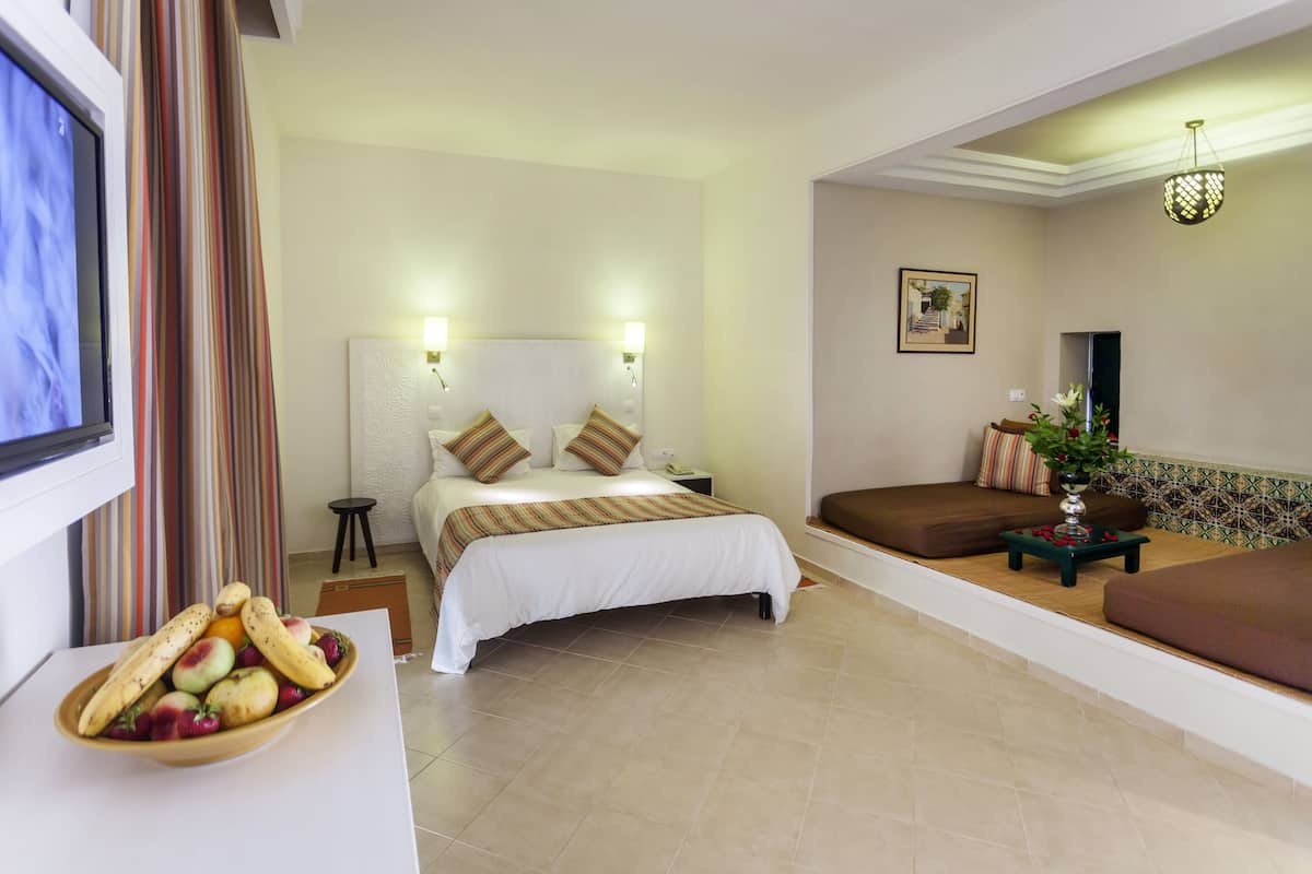 Premium bedding, in-room safe, blackout drapes, soundproofing