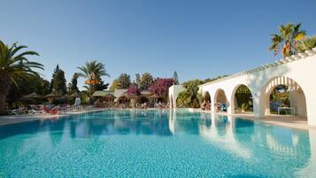 2 sisäuima-allasta, 3 ulkouima-allasta, aurinkovarjoja, aurinkotuoleja