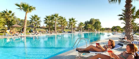 2 innendørsbassenger,3 utendørsbassenger, bassengparasoller og solsenger