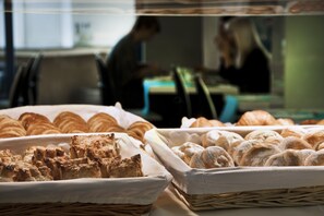 Breakfast (EUR 10 per person)
