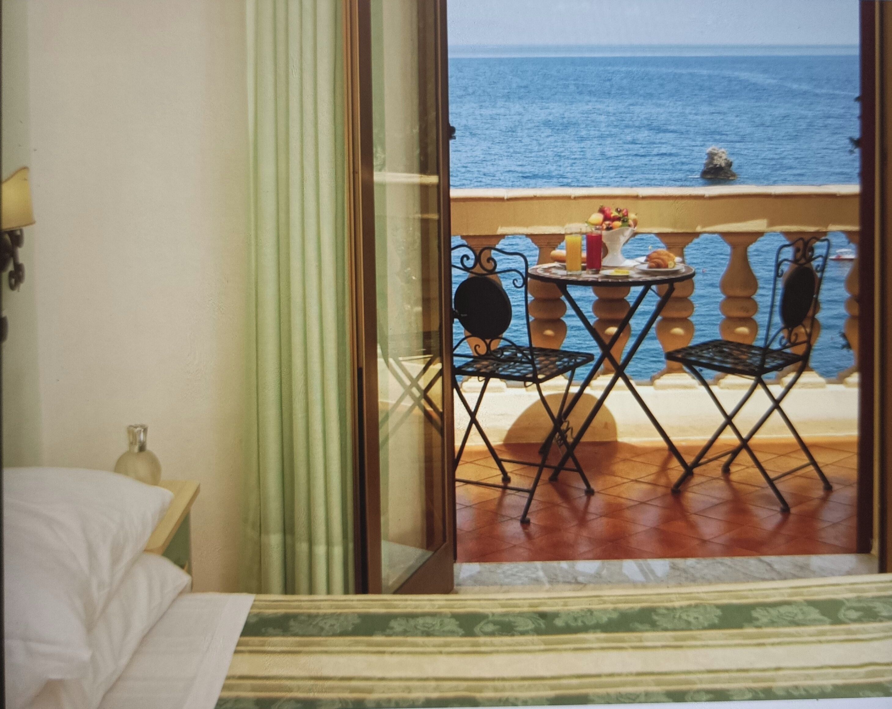 Ropa de cama hipoalergénica y minibar 
