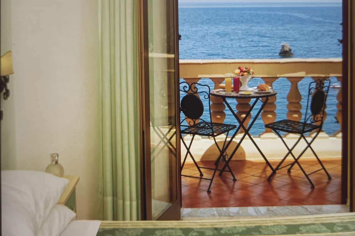 Literie hypoallergénique, minibar, coffres-forts dans les chambres