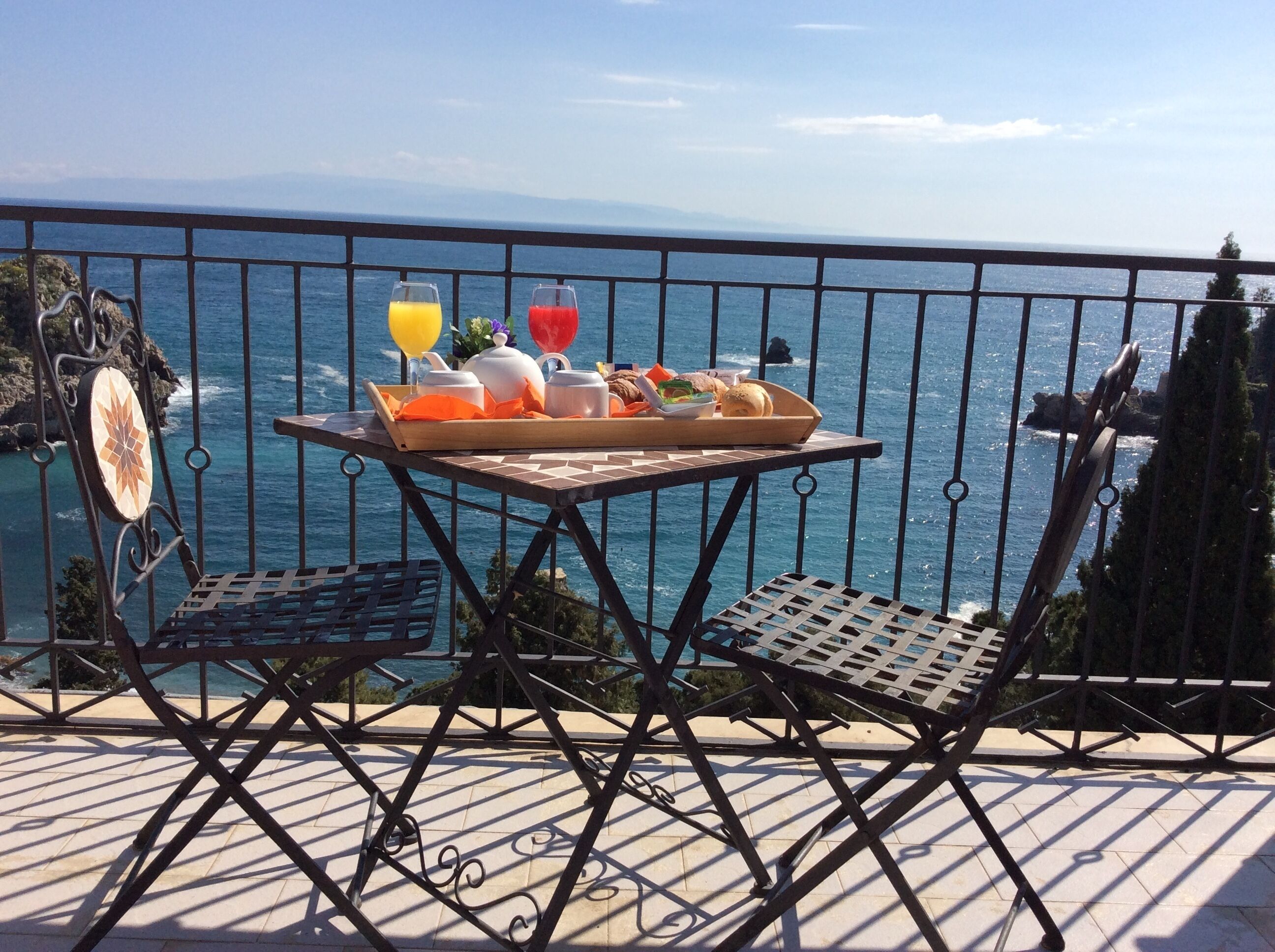 Quarto casal ou duplo luxo, terraço, vista para o mar | Roupas de cama antialérgicas, frigobar, cofres nos quartos, escrivaninha