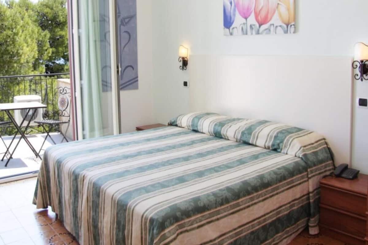 Chambre Classique Double ou avec lits jumeaux, terrasse, vue jardin