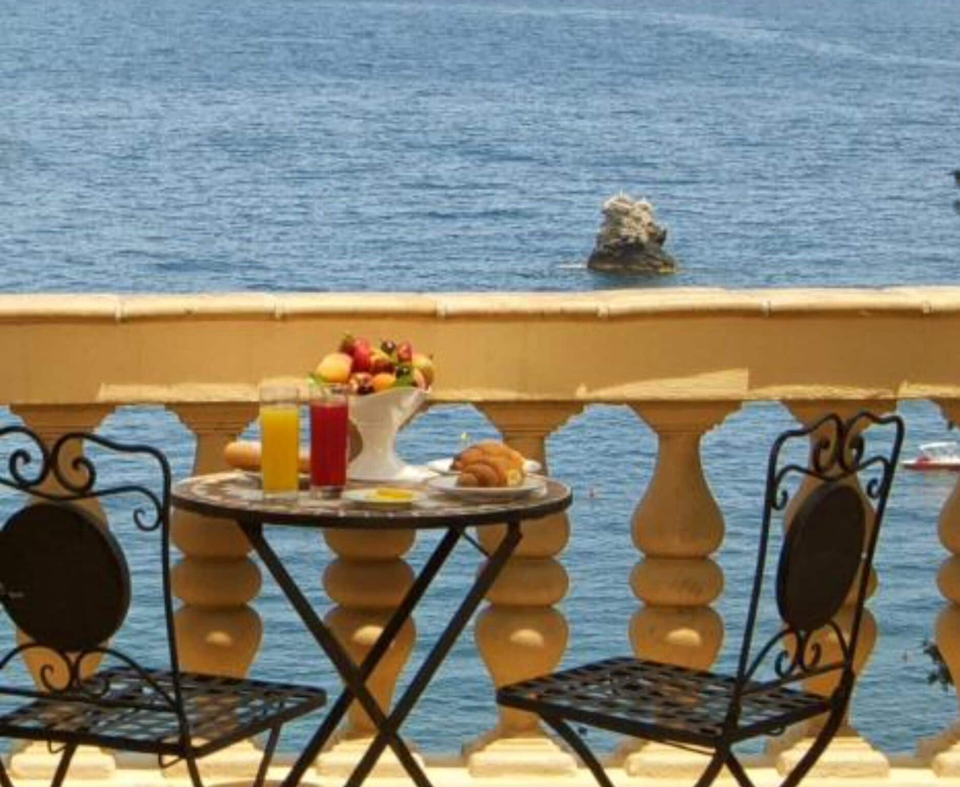 コンフォート ダブルまたはツインルーム バルコニー シービュー | バルコニー