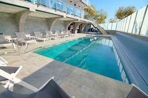 Piscine extérieure, chaises longues