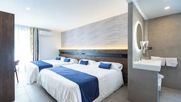 Comfort kamer, uitzicht op zee | Een kluis op de kamer, een bureau, gratis wifi, beddengoed