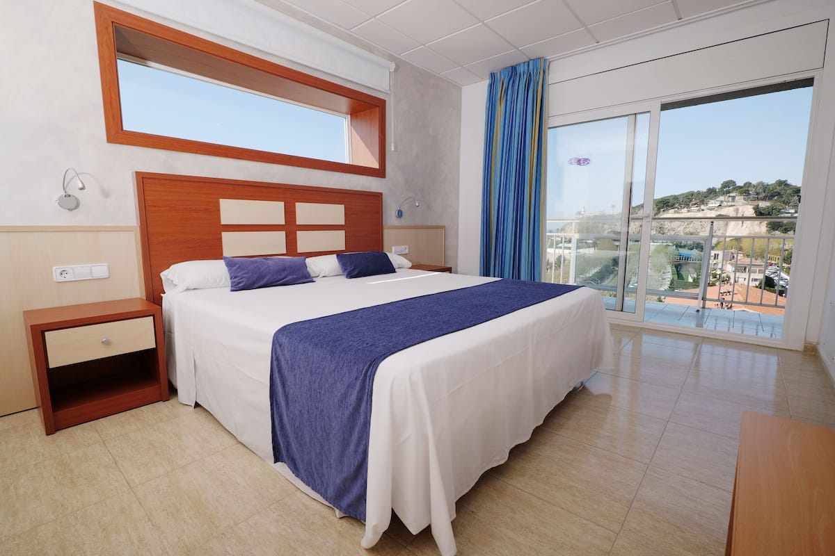 Habitación doble superior vista mar con bañera de hidromasaje | Värdeförvaringsskåp på rummet, skrivbord, gratis wi-fi och sängkläder