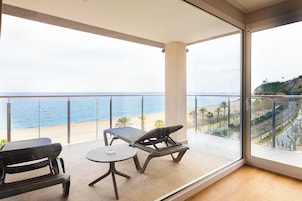 Habitación doble superior vista mar con bañera de hidromasaje | Cofres nos quartos, escrivaninha, Wi-Fi de cortesia, roupa de cama