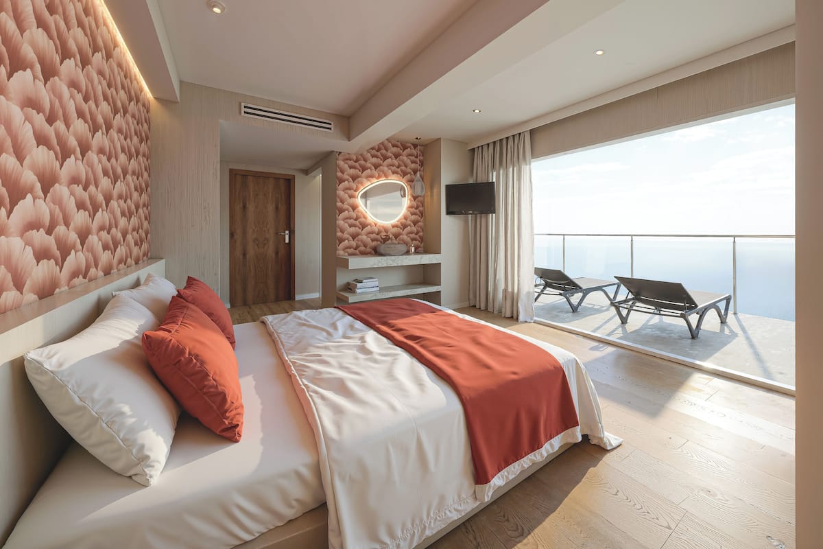 Habitación doble superior vista mar con bañera de hidromasaje | Zimmersafe, Schreibtisch, kostenloses WLAN, Bettwäsche