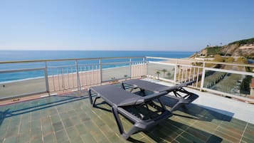 Habitación doble superior vista mar con bañera de hidromasaje | Terrasse/Patio