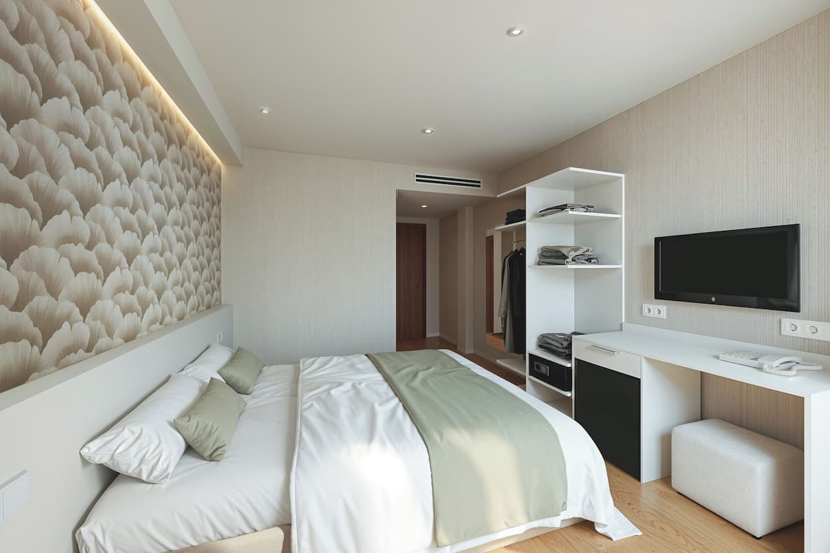 Zimmersafe, Schreibtisch, kostenloses WLAN, Bettwäsche