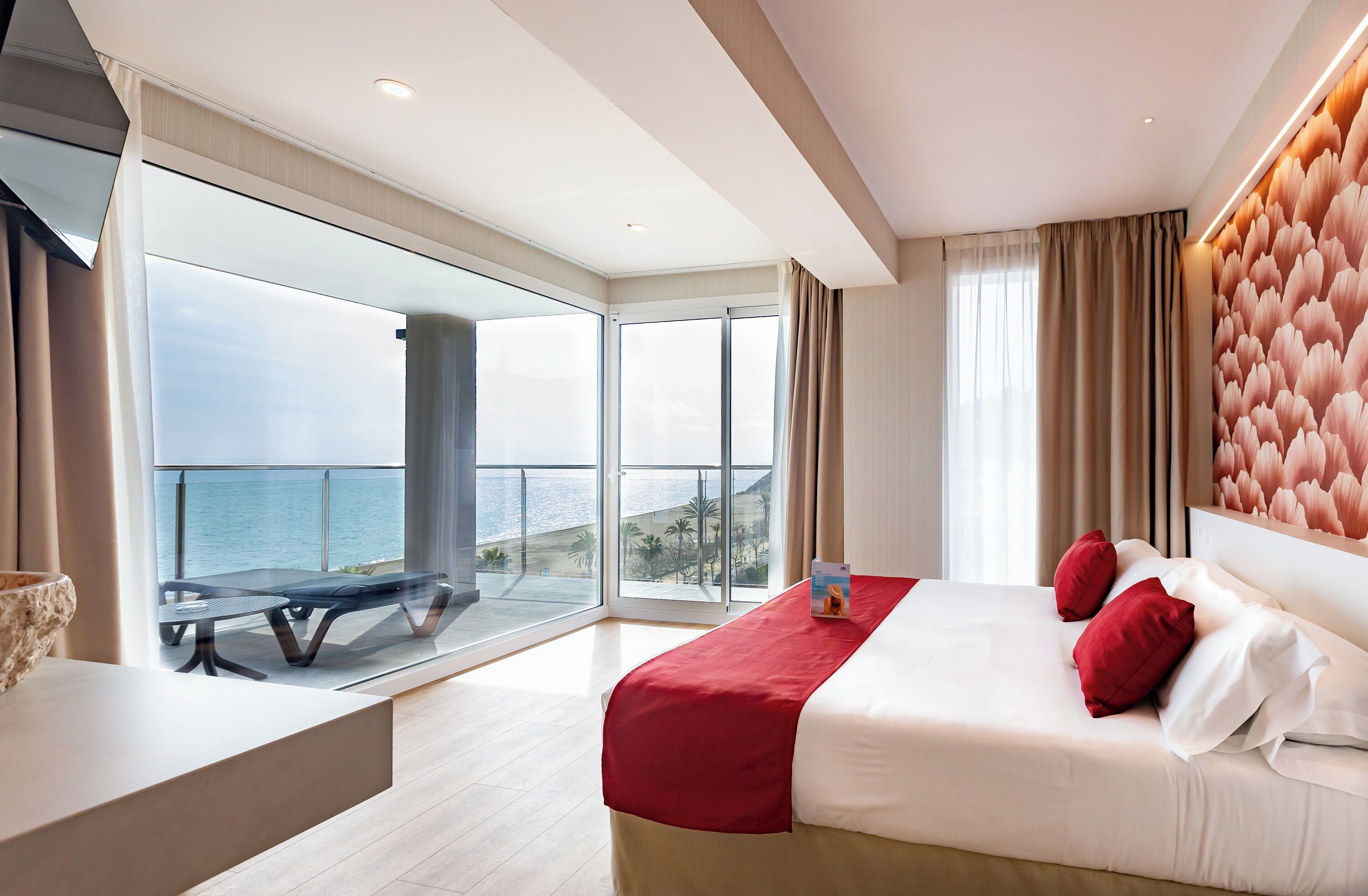 Habitación doble superior vista mar con bañera de hidromasaje | Cofres nos quartos, escrivaninha, Wi-Fi de cortesia, roupa de cama