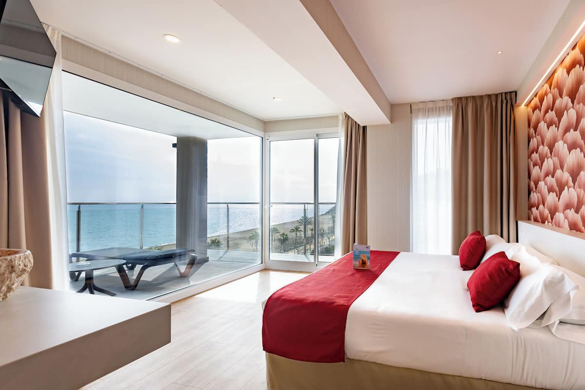 Habitación doble superior vista mar con bañera de hidromasaje | Cofres nos quartos, escrivaninha, Wi-Fi de cortesia, roupa de cama