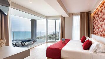 Habitación doble superior vista mar con bañera de hidromasaje | In-room safe, desk, free WiFi, bed sheets