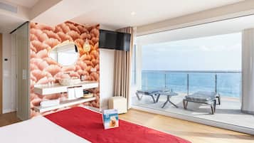 Habitación doble superior vista mar con bañera de hidromasaje | Een kluis op de kamer, een bureau, gratis wifi, beddengoed