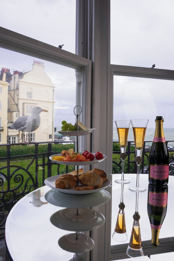 Daily cooked-to-order breakfast (GBP 15.00 per person) - Square Townhouse (Brighton)