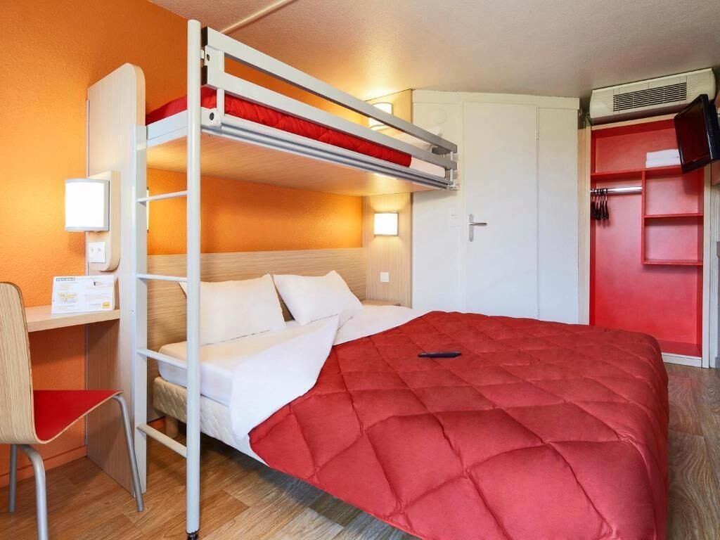 Schreibtisch, Verdunkelungsvorhänge, schallisolierte Zimmer