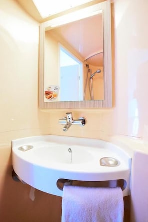 Douche, articles de toilette écologiques, serviettes fournies