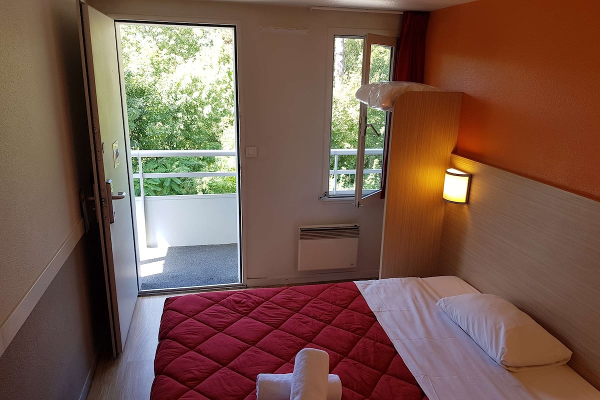 Desk, blackout drapes, soundproofing, free cribs/infant beds