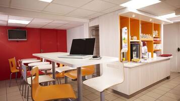 Desayuno para llevar diario (EUR 6.90 por persona)