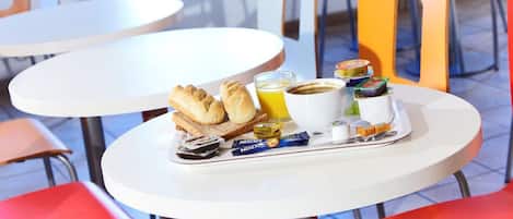 Desayuno para llevar (EUR 6.90 por persona)