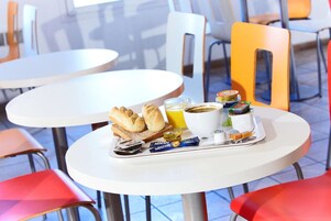 Se ofrece un desayuno para llevar (6.90 EUR por persona)