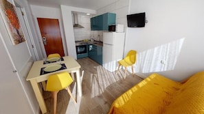 PREMIUM APARTMENT FOR 2 | Eigene Küche | Großer Kühlschrank, Mikrowelle, Ofen, Herdplatte