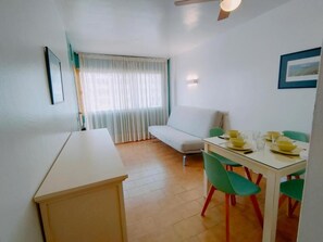 STANDARD TWIN APARTMENT | Living area | 32-inch Smart TV with satellite channels