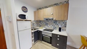 Stort kylskåp, mikrovågsugn, ugn och spishäll