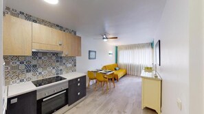 PREMIUM TWIN APARTMENT | Área de estar | Smart TV 32 polegadas com canais via satélite