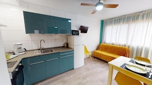 PREMIUM APARTMENT FOR 2 | Wohnbereich | 32-Zoll-Smart-TV mit Satellitenempfang