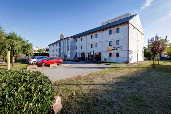 A modern building with a sign indicating room number 42. - Hotel Première Classe Chalon Sur Saone (Chalon-sur-Saone)