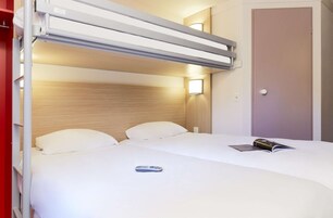 Ropa de cama de alta calidad, muebles diferentes y escritorio 