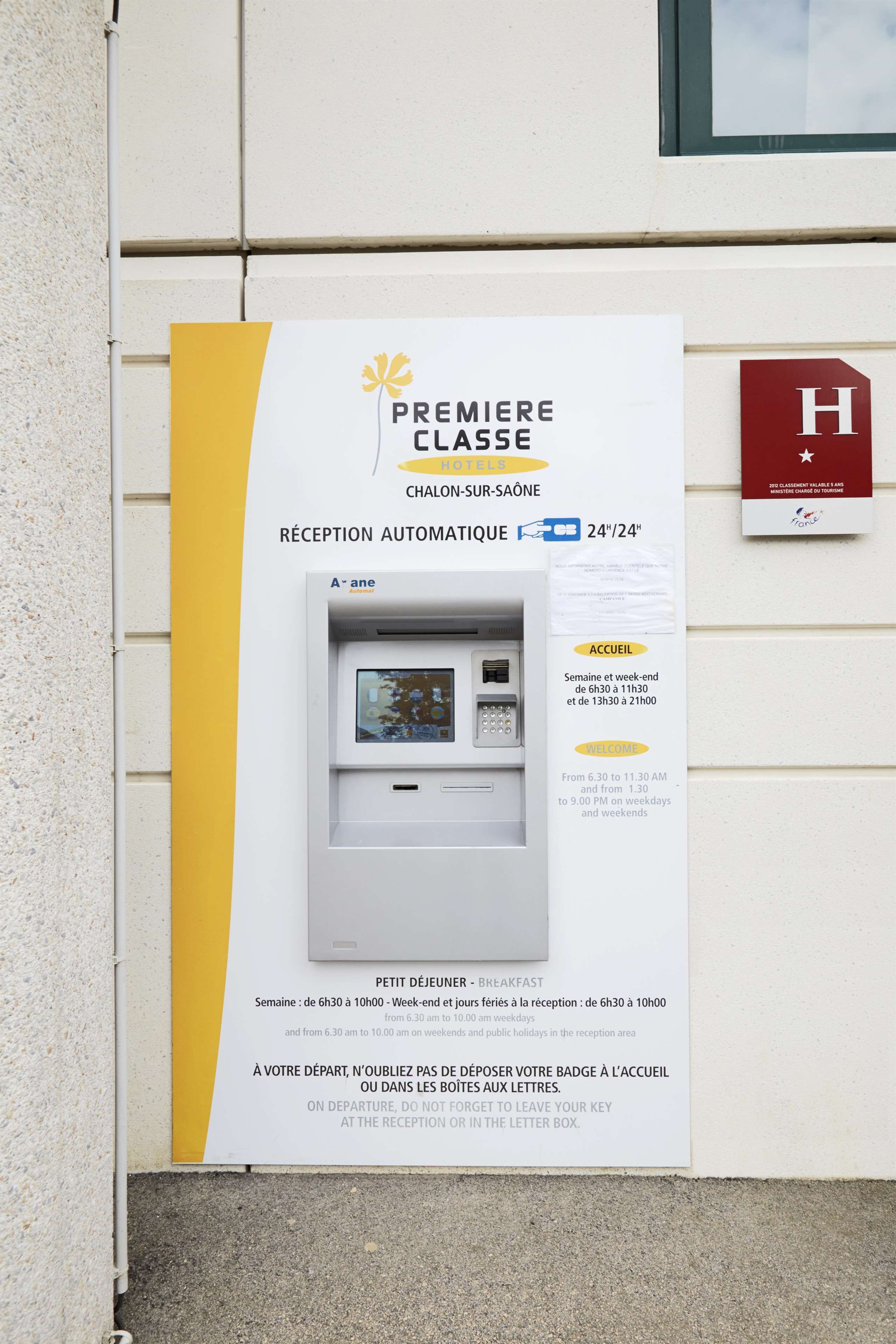 En skylt vid hotellreceptionen med information om en automatisk incheckningsmaskin, öppettider och en påminnelse om att nycklar ska lämnas in.