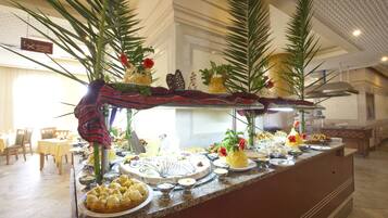 2 restaurantes, é servido café da manhã